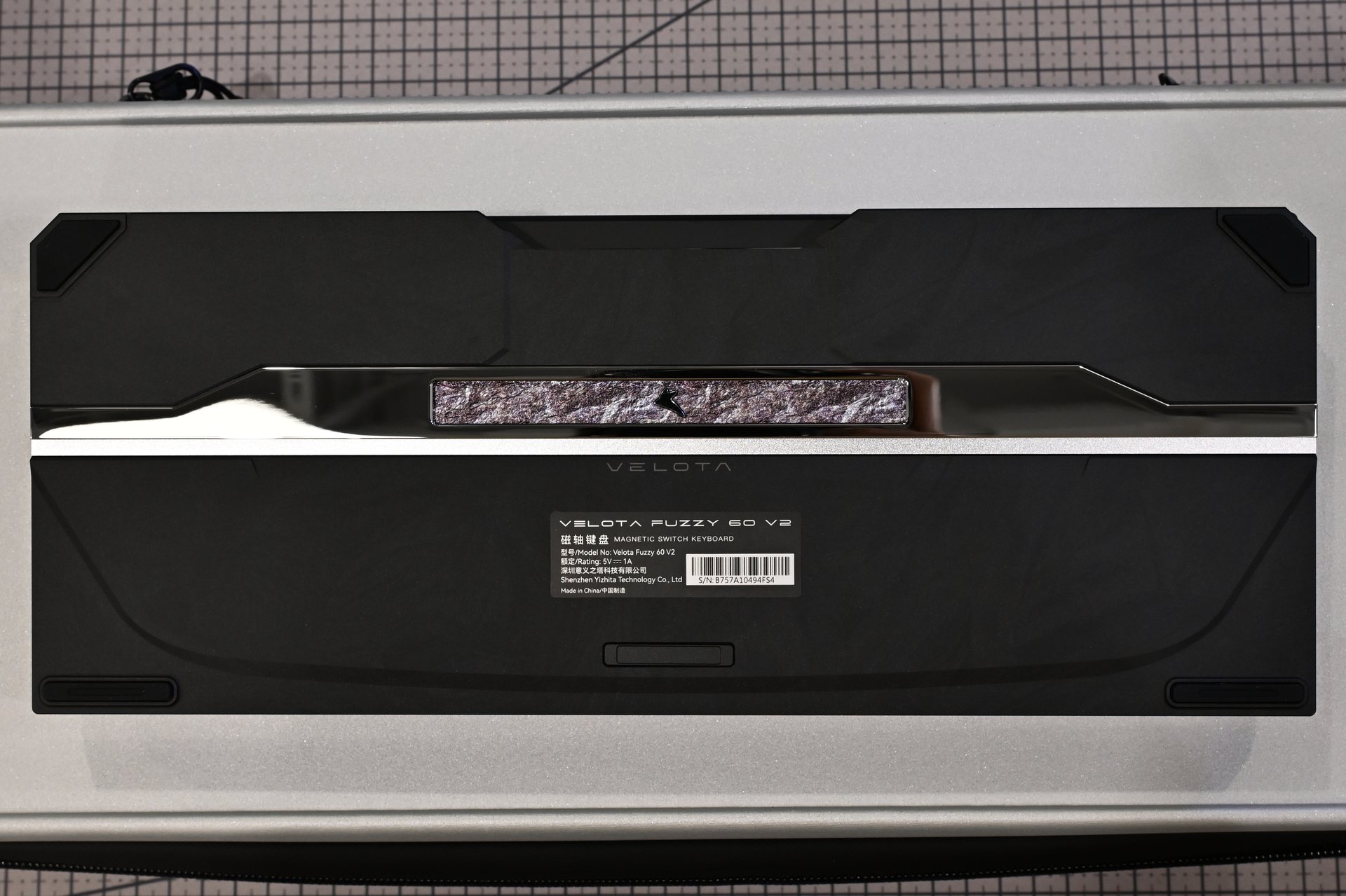 Fuzzy 60 V2 底壳实拍 — 黑色阳极氧化铝